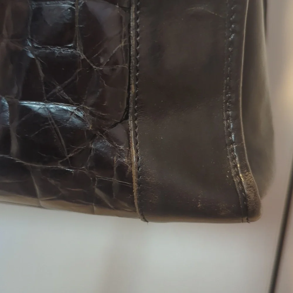 Vintage Brahmin Black Leather Crocodile-Embossed Handbag With Strap - Picture 11 of 11